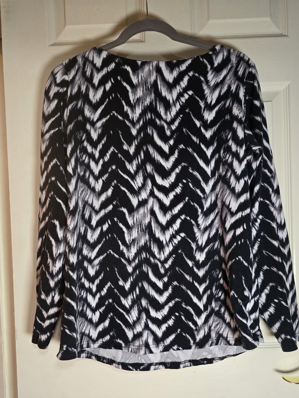 DG2 by Diane Gilman Black & White Chevron Long-Sleeve Top